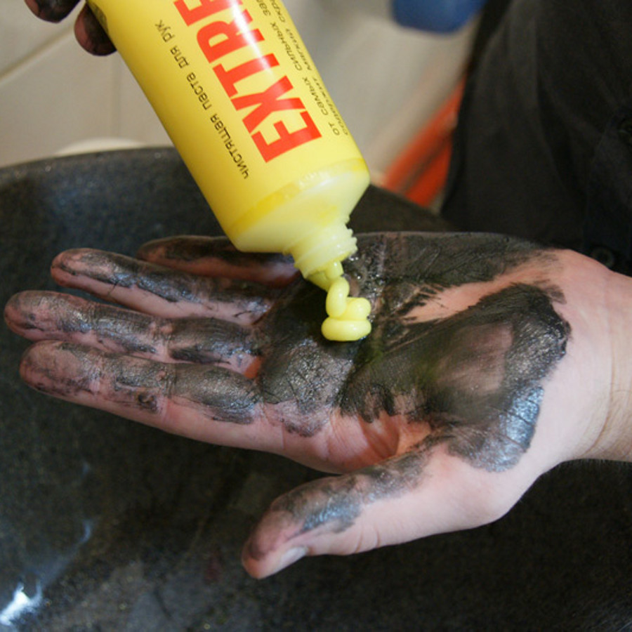 Отмыть краску с кожи в домашних условиях. Средство для отмывания рук от мазута. Паста отмывать мазуту с рук. Копоть отмывается.